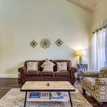 Gatlinburg Mountain Townhome With Pool Access! Exterior photo