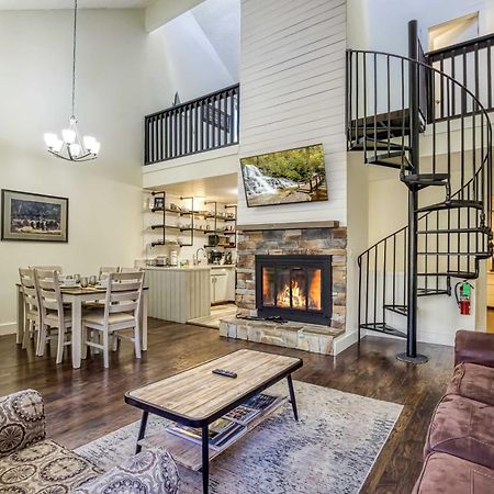 Gatlinburg Mountain Townhome With Pool Access! Exterior photo
