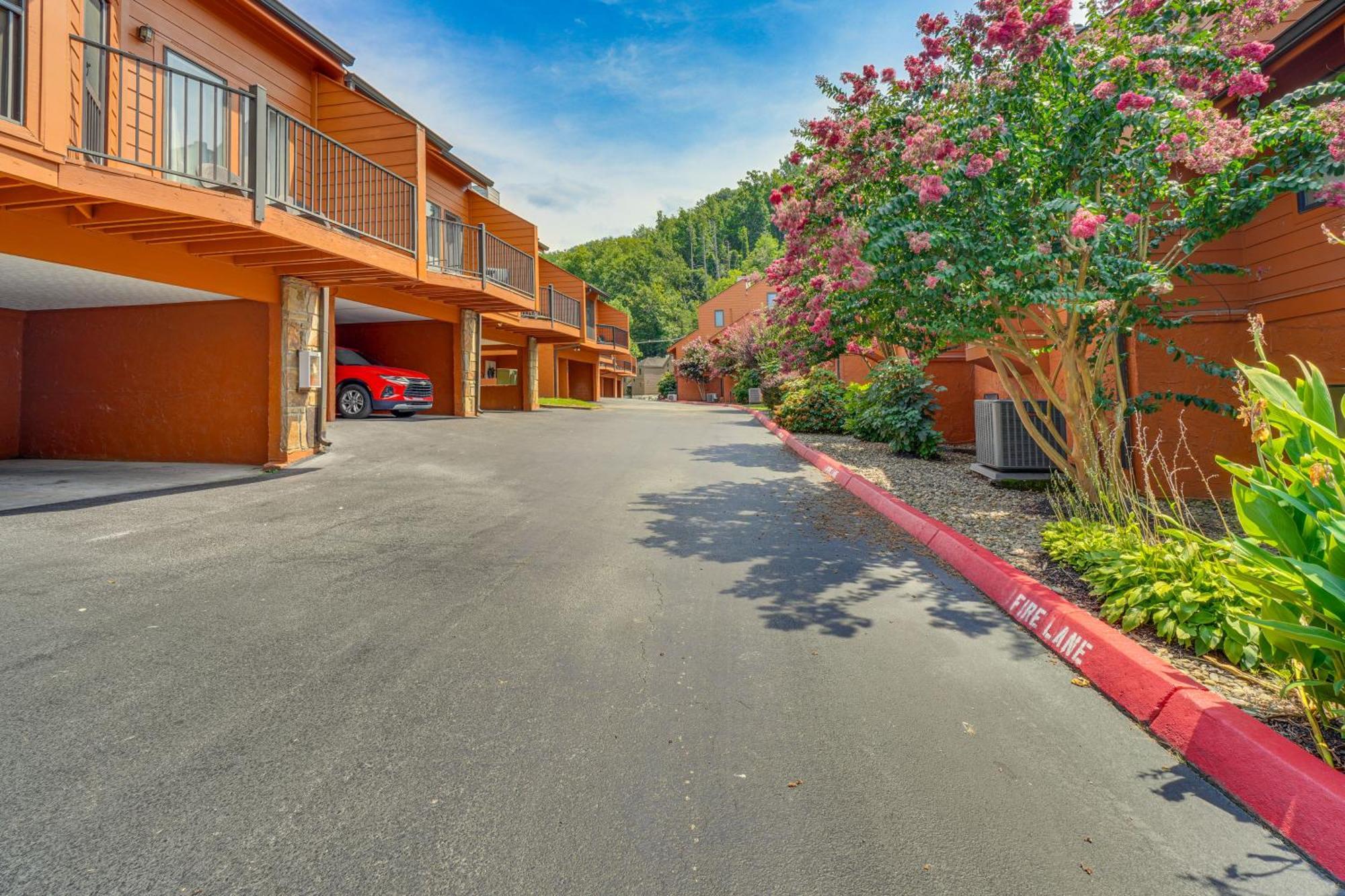 Gatlinburg Mountain Townhome With Pool Access! Exterior photo