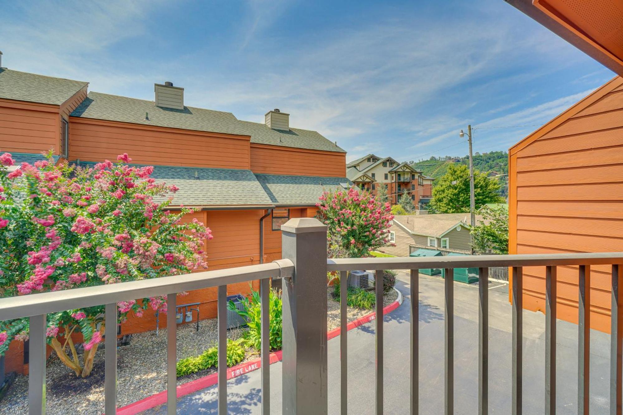 Gatlinburg Mountain Townhome With Pool Access! Exterior photo