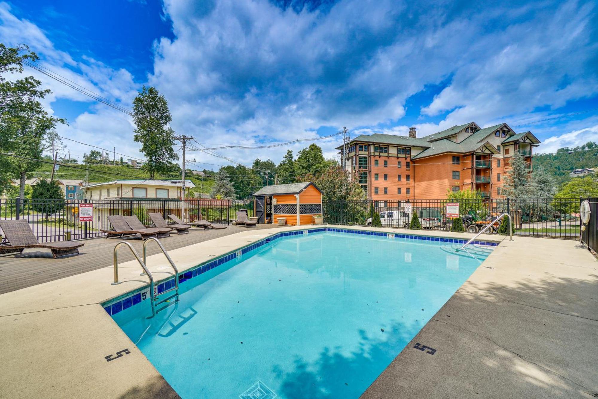 Gatlinburg Mountain Townhome With Pool Access! Exterior photo