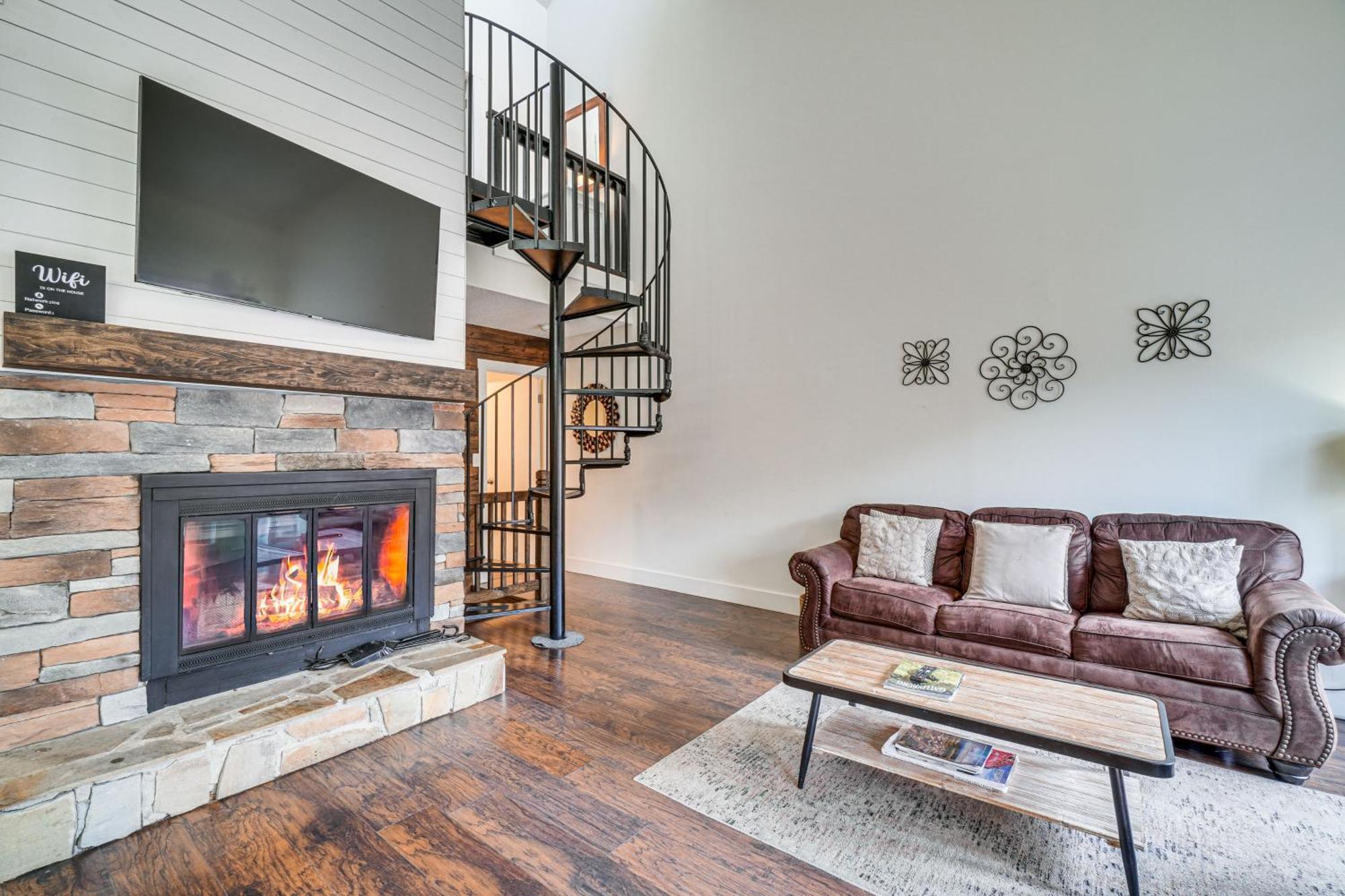 Gatlinburg Mountain Townhome With Pool Access! Exterior photo