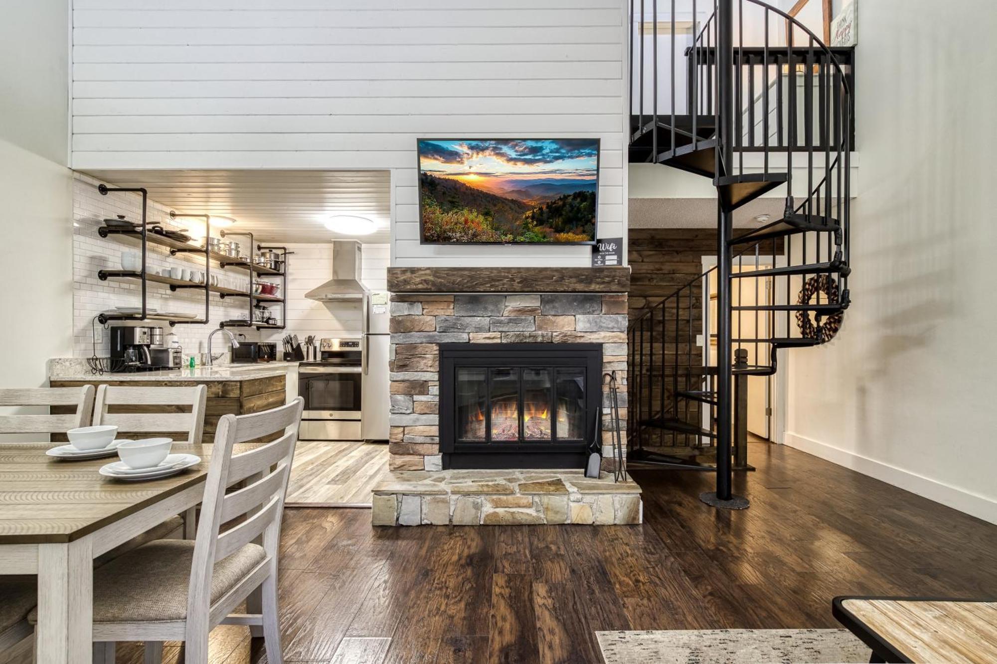 Gatlinburg Mountain Townhome With Pool Access! Exterior photo